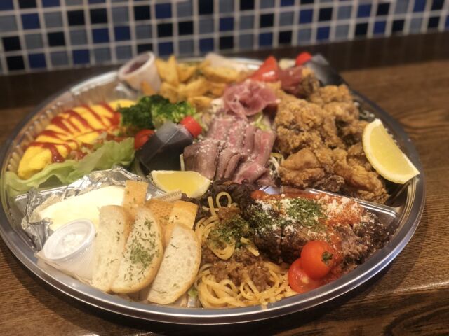 kitchenしゃいん自慢の味をご自宅で！

ローストビーフやチキンソテー、白身魚のチリマヨソースやパスタなど、豪華なオードブルをご用意しております。

お食事のシチュエーションに合わせて、kitchenしゃいんがこだわりを持って作った人気メニューを取り揃えております。
ご相談いただければ、お客様に合ったオリジナルオードブルも作成可能です。お気軽にお問い合わせください！

● 3〜4人前 ： 3,000円
● 5〜6人前 ： 5,000円
● 7〜8人前 ： 8,000円

━…━…━…━…━…━…━…━…━…━

☎︎ 電話番号：0897-66-9372

※ 現在休業中です。
営業再開の際にはお知らせをさせていただきます。

━…━…━…━…━…━…━…━…━…━

.
#kitchenしゃいん #株式会社輝 #輝テイクアウト #しゃいんテイクアウト
#無制限飲み放題 #座敷 #個室 #団体歓迎 #お一人様歓迎 

#テイクアウト西条 #テイクアウト東予 #テイクアウト愛媛 #オードブル #デリバリー

#西条市 #西条グルメ #西条ディナー #西条居酒屋 #愛媛グルメ #愛媛ディナー #愛媛居酒屋