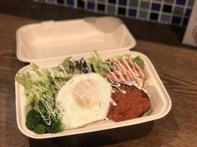 ★ ロコモコ丼　----　¥700
テイクアウトで注文可能！

━…━…━…━…━…━…━…━…━…━

他にもチキンステーキ弁当やオムライス丼などテイクアウト用のお弁当も豊富にご用意しています。
おうちでのお食事や、お弁当として職場で食べる方にもおすすめです。
ぜひ、お試しください！

お昼のお弁当は前日21時までの予約制になります。

旧西条市内であれば、16:00以降は3000円以上でデリバリーも可能です。

━…━…━…━…━…━…━…━…━…━

☎︎ 電話番号：0897-66-9372

※ 現在休業中です。
営業再開の際にはお知らせをさせていただきます。

━…━…━…━…━…━…━…━…━…━

.
#kitchenしゃいん #株式会社輝 #輝テイクアウト #しゃいんテイクアウト
#無制限飲み放題 #座敷 #個室 #団体歓迎 #お一人様歓迎 

#テイクアウト西条 #テイクアウト東予 #テイクアウト愛媛 #オードブル #デリバリー

#西条市 #西条グルメ #西条ディナー #西条居酒屋 #愛媛グルメ #愛媛ディナー #愛媛居酒屋