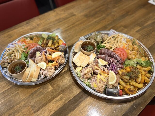 👉¥3,000(左)　¥5,000(右)

kitchenしゃいん自慢の味をご自宅で！

ローストビーフやチキンソテー、白身魚のチリマヨソースやパスタなど、豪華なオードブルをご用意しております。

お食事のシチュエーションに合わせて、kitchenしゃいんがこだわりを持って作った人気メニューを取り揃えております。
ご相談いただければ、お客様に合ったオリジナルオードブルも作成可能です。お気軽にお問い合わせください！

● 3〜4人前 ： 3,000円
● 5〜6人前 ： 5,000円
● 7〜8人前 ： 8,000円

━…━…━…━…━…━…━…━…━…━

☎︎ 電話番号：0897-66-9372

※ 現在休業中です。
営業再開の際にはお知らせをさせていただきます。

━…━…━…━…━…━…━…━…━…━

.
#kitchenしゃいん #株式会社輝 #輝テイクアウト #しゃいんテイクアウト
#無制限飲み放題 #座敷 #個室 #団体歓迎 #お一人様歓迎 

#テイクアウト西条 #テイクアウト東予 #テイクアウト愛媛 #オードブル #デリバリー

#西条市 #西条グルメ #西条ディナー #西条居酒屋 #愛媛グルメ #愛媛ディナー #愛媛居酒屋
